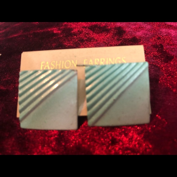 4 Different style earrings - Picture 2 of 6